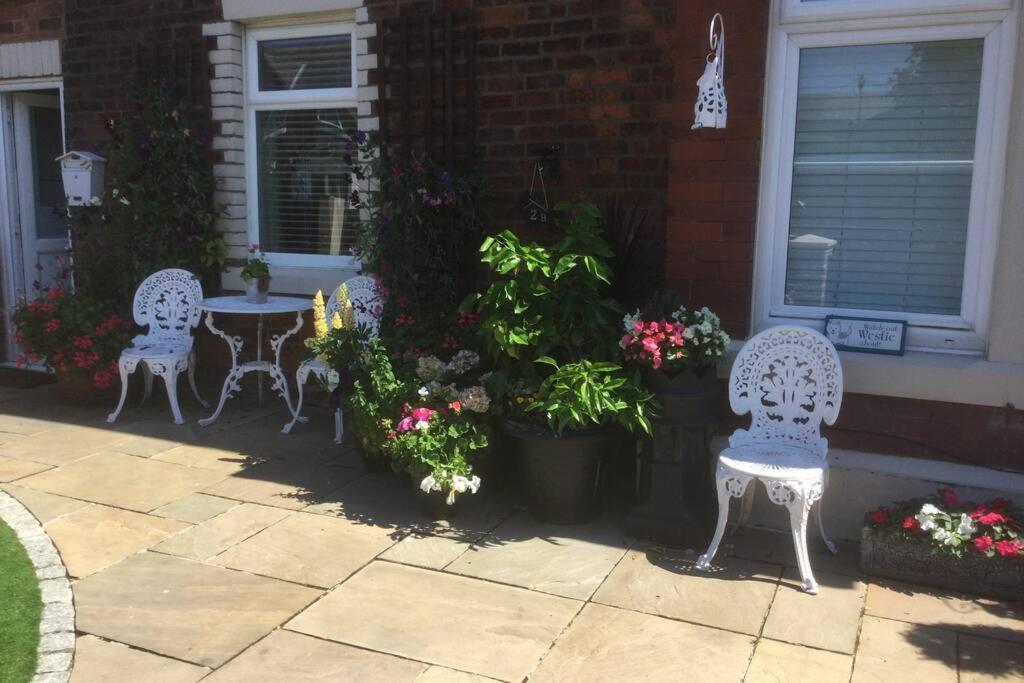 Leafy Lytham Central Lovely Ground Floor 1 Bedroom Apartment With Private Garden In Lytham Dog Friendly ليثام سانت أنيه المظهر الخارجي الصورة